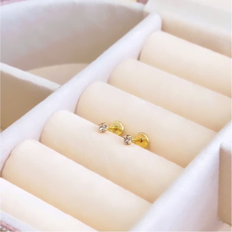 Brinco Infantil com Zircônia Tamanho P Folheado a Ouro 18K - Hipoalergênico com Tarraxa Baby de Segurança