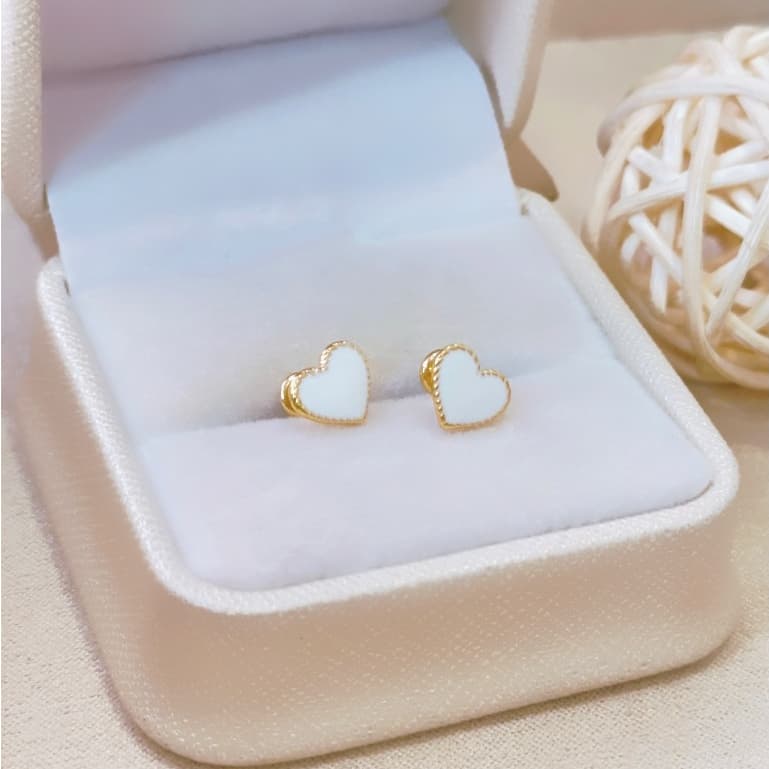 Brinco Infantil Coração Resinado Folheado a Ouro 18K - Hipoalergênico com Tarraxa Baby de Segurança