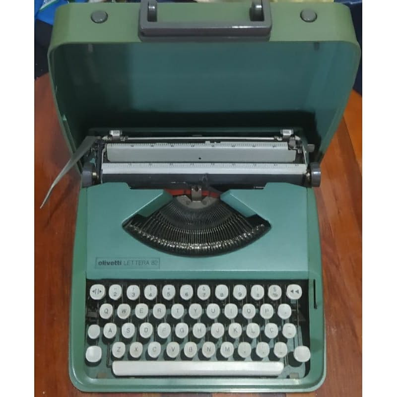 Antiga e rara máquina de escrever Olivetti com maleta funcionando