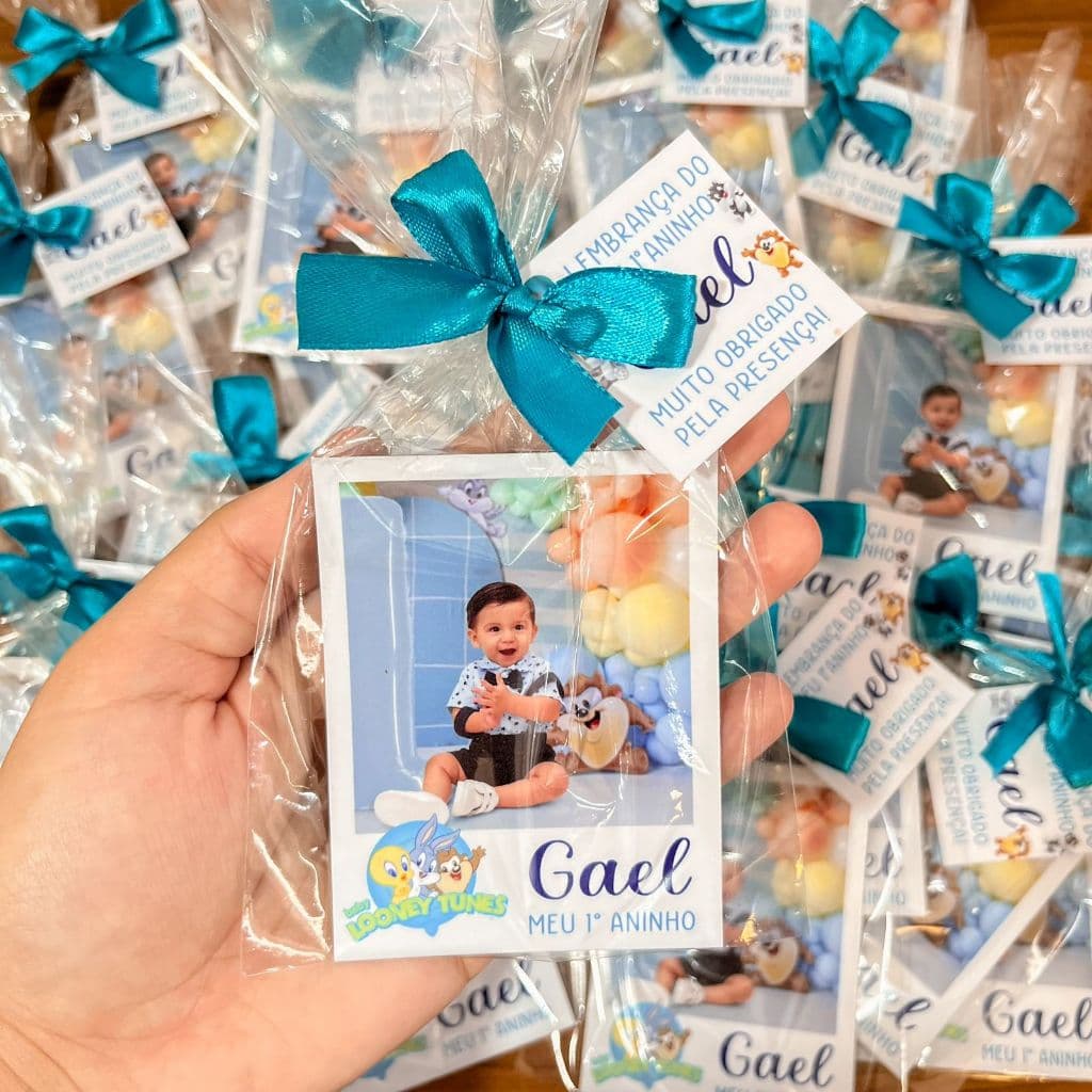 Foto com imã personalizado + Tag + Laço para lembrancinha aniversário com seu tema Infantil