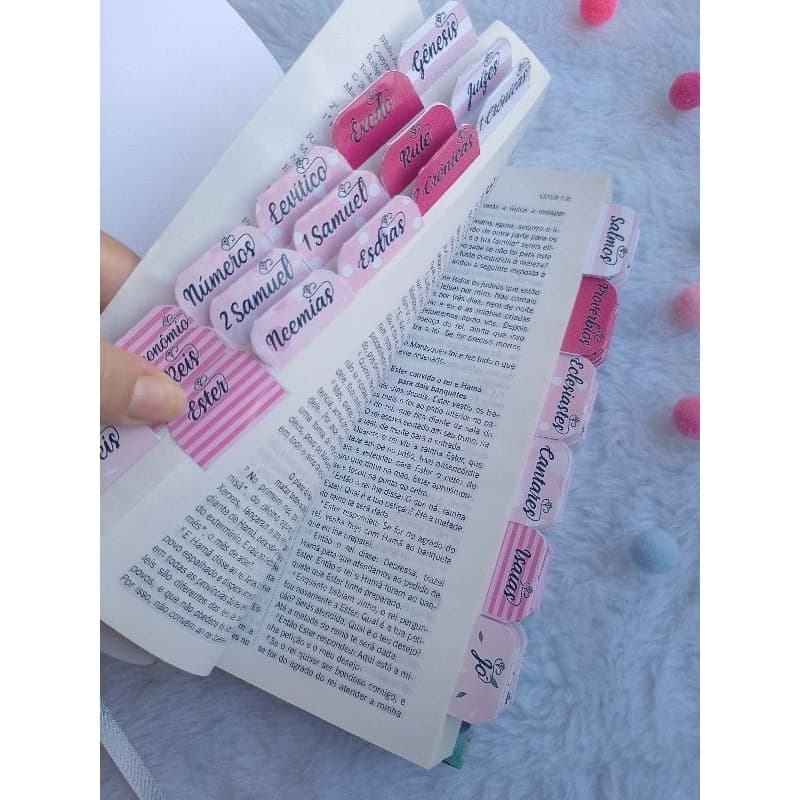 abas divisórias rosa suave.