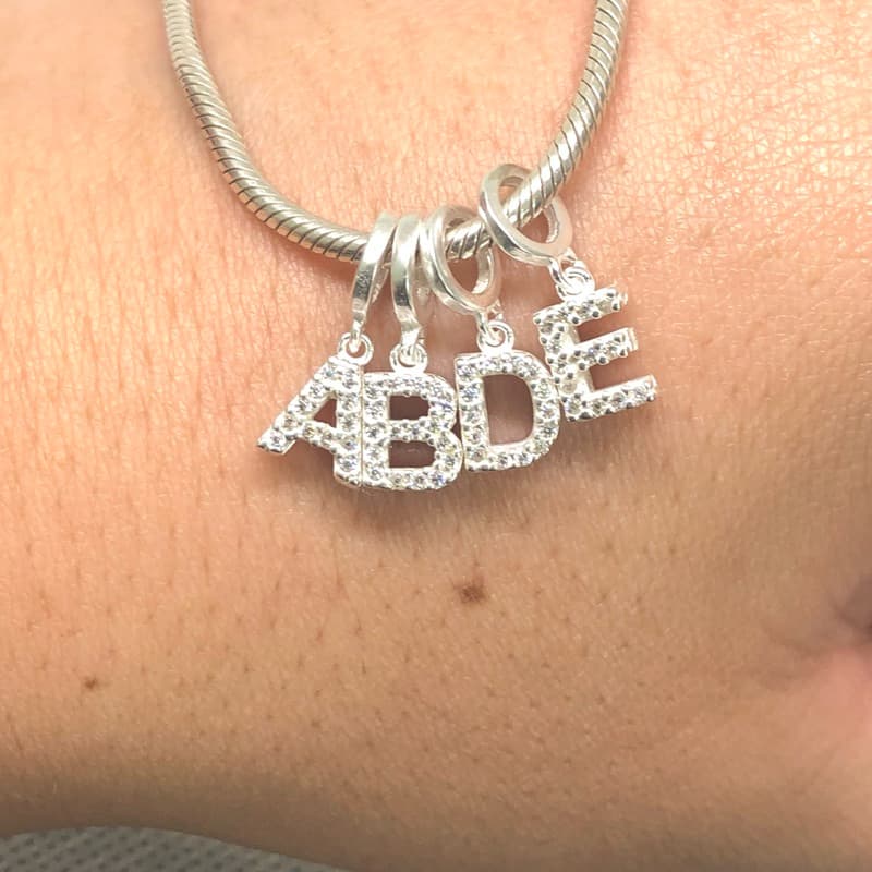 Berloque de letra de prata 925 legítima sem a pulseira