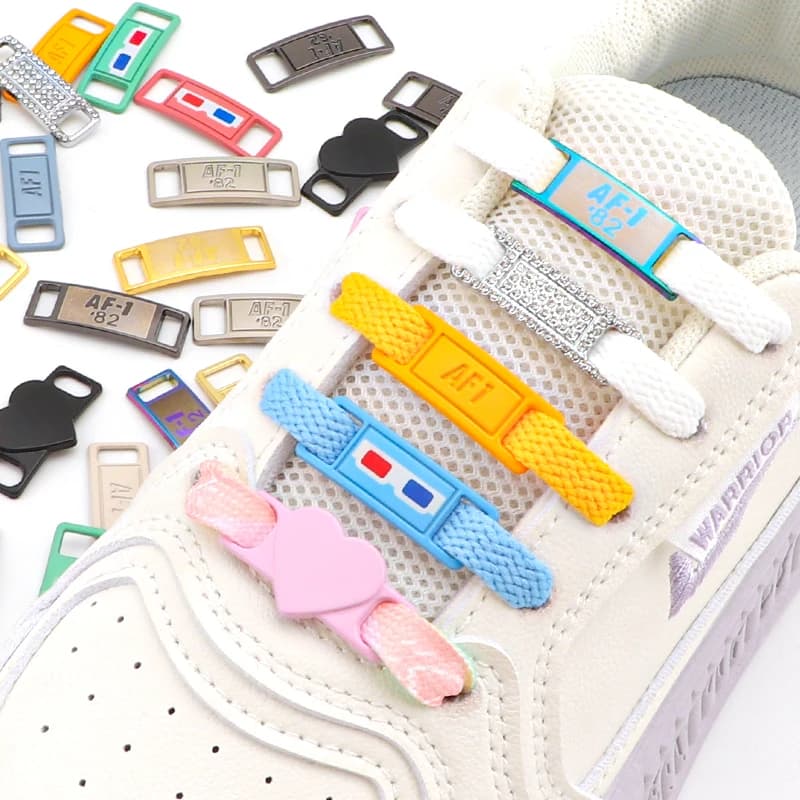 Par de Plaquinhas Pins Pingente Metal Cadarços Fivela Strass Acessório Tênis Botinha Fivela Moda ABS