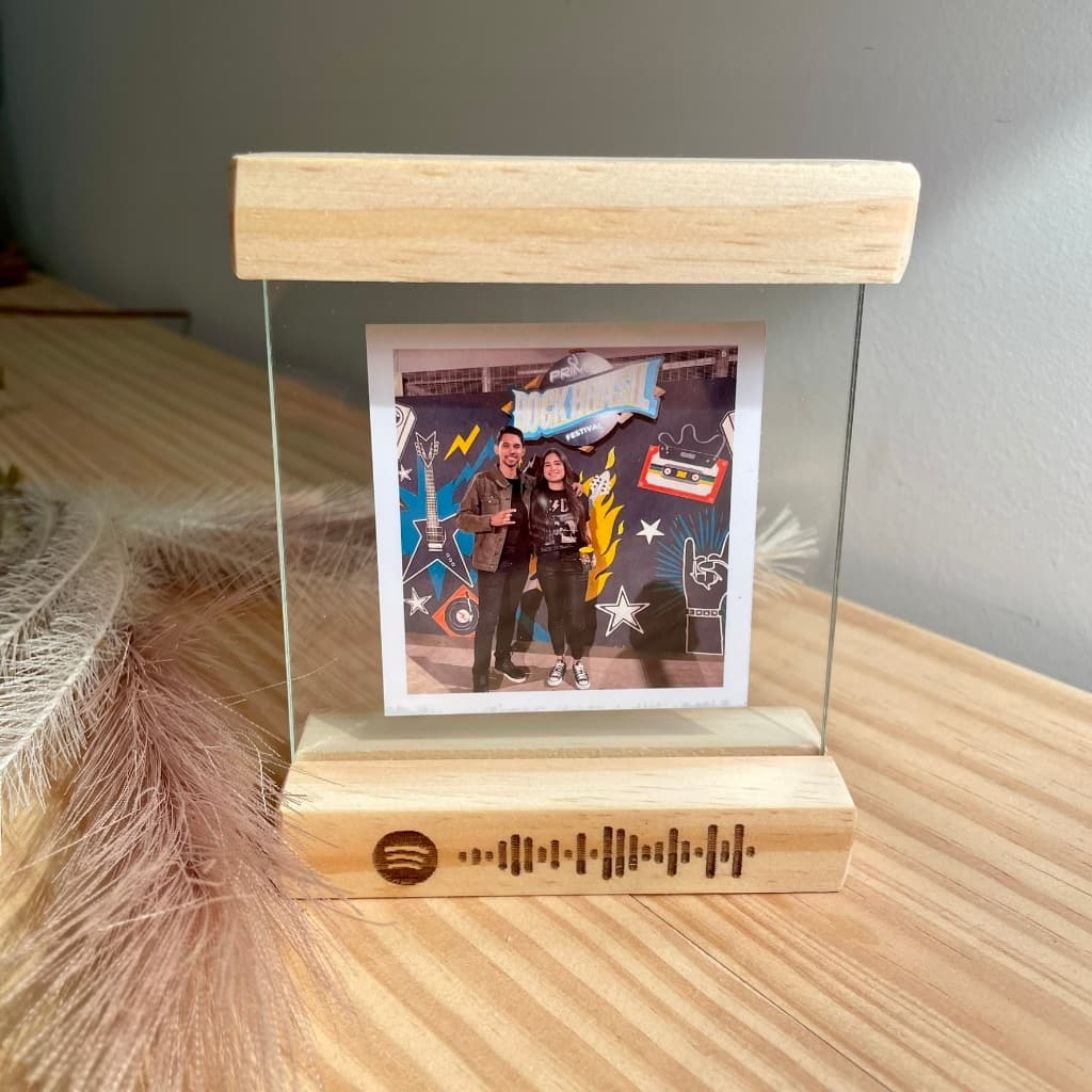 Quadrinho de vidro e moldura de madeira com escrito na madeira