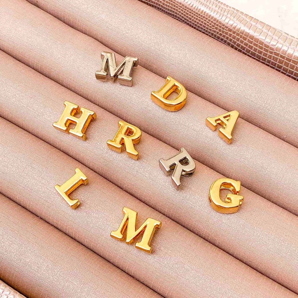 [ SEMI JOIA ] Pingente Letra Inicial Passador Delicada Banhado em Ouro 18k Alto Padrão  Acessórios Femininos