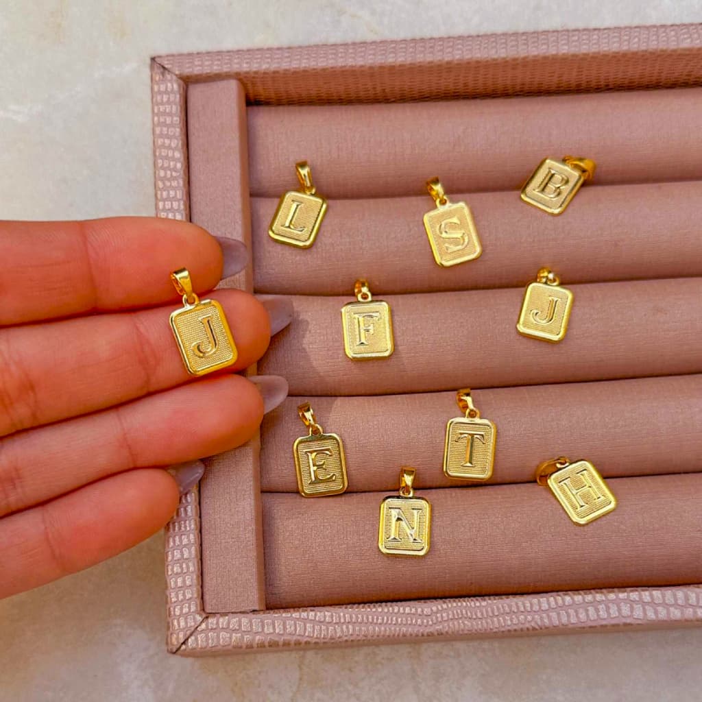 [ SEMI JOIA ] Pingente Letra Inicial Placa Delicada Banhado em Ouro 18k Alto Padrão Acessórios Femininos