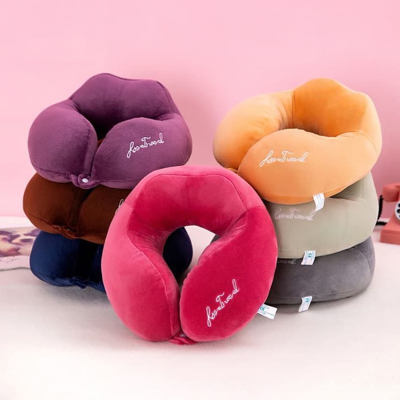 Almofada Pescoço Viagem Lisa Botão Suede Toque Macio - Corcunda de Camelo modelo  01