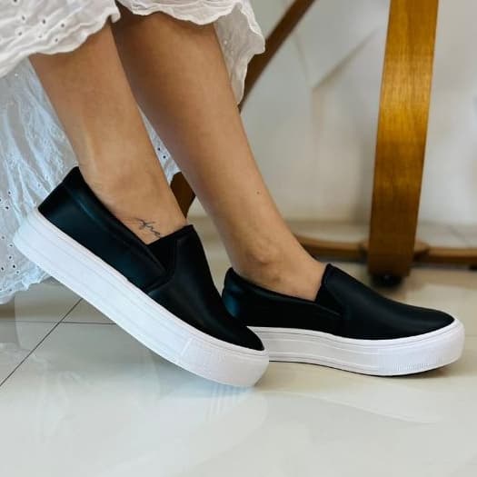 Tênis Slip On Feminino Calce Fácil Couro Sintético Liso Básico Comfy