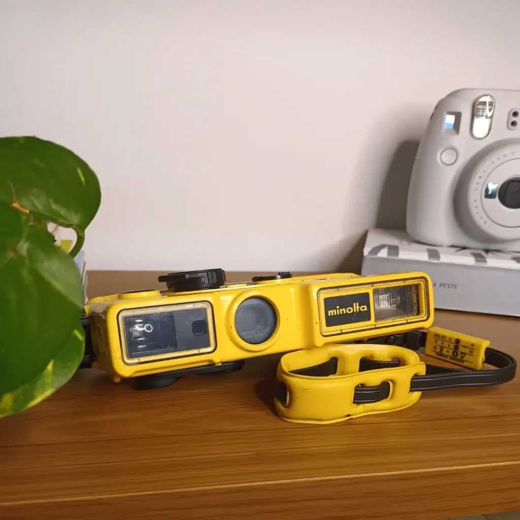 Antiga câmera Minolta Weathermatic A - analógica dos anos 80