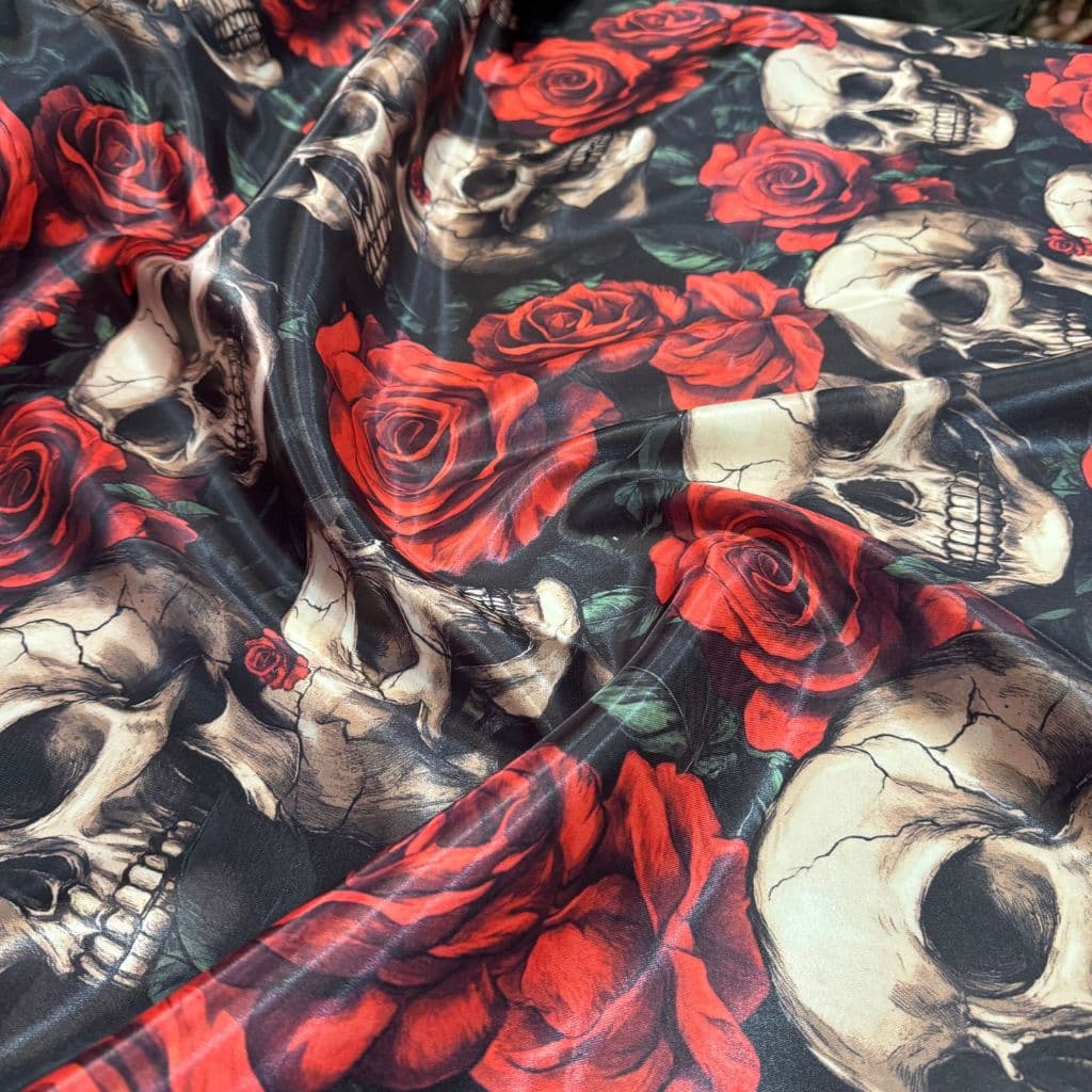 Tecido Cetim Estampado Digital Caveira e Rosas 1,40m P/ Bandanas Abutris