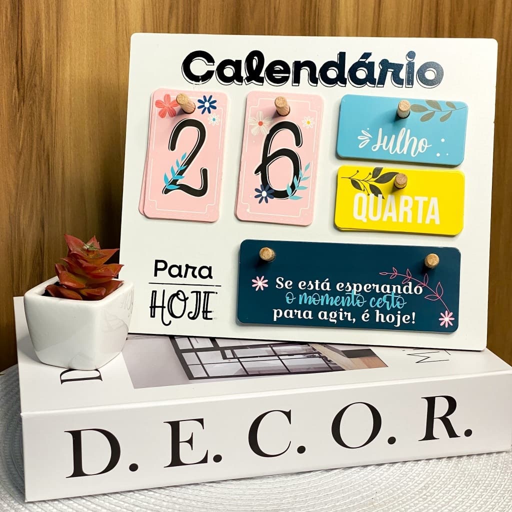 Calendário de Mesa Decorativo de Madeira com Plaquinhas Permanente Colorido Escritório