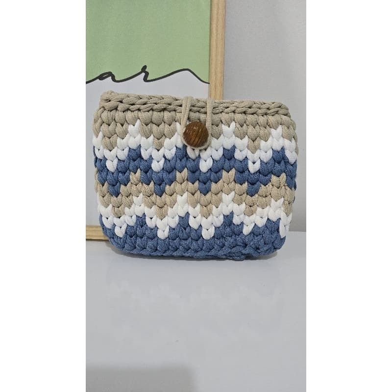 Carteira feminina zigzag em crochê de fio de malha.