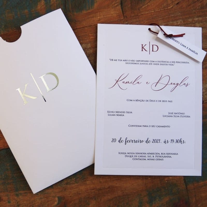 Convite casamento branco clássico com inicial metalizada