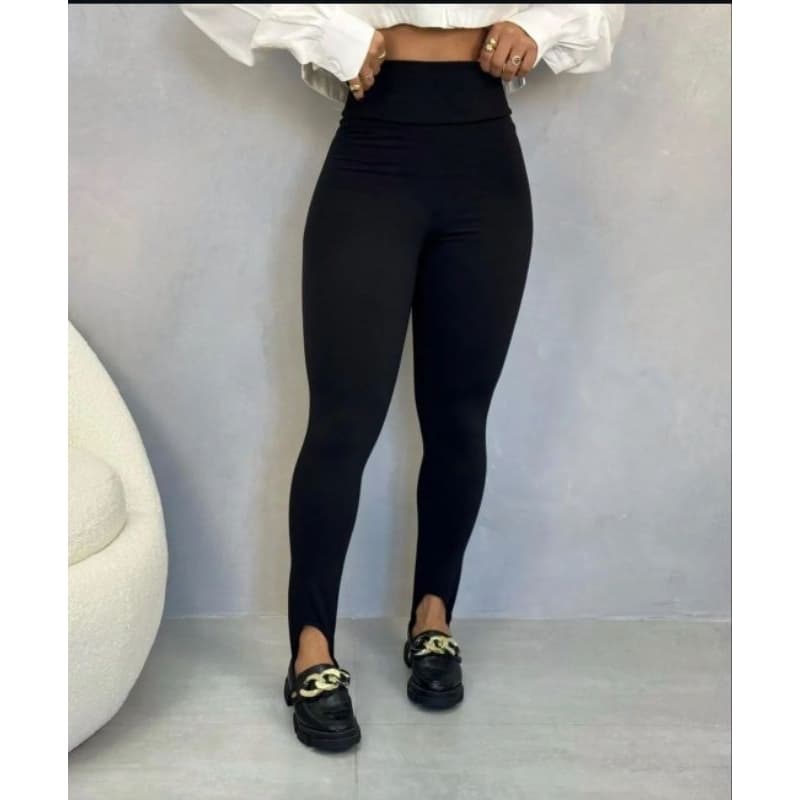 Calça legging com pézinho, tecido suplex flanelado. Ideal para o dia dia .Cintura alta, mais vendido