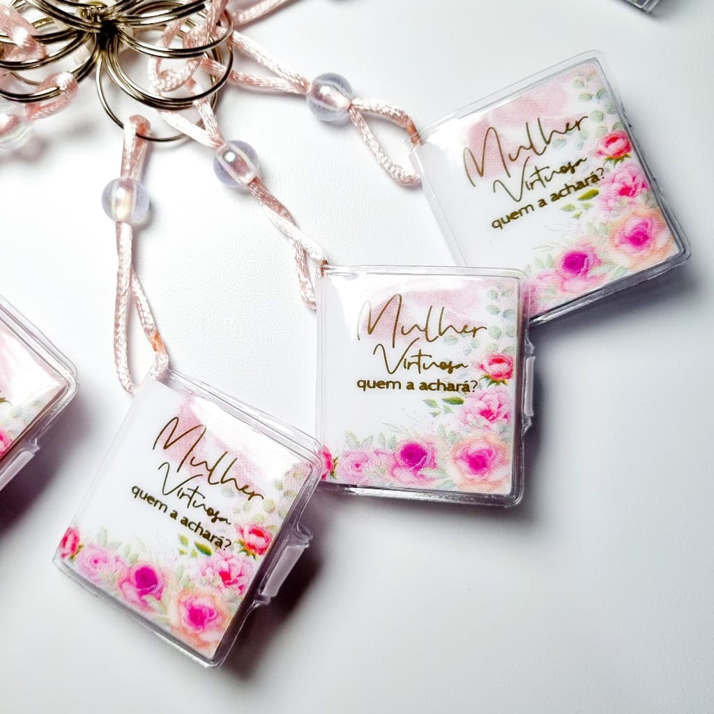 Chaveiro Bíblia Mulher Virtuosa Flores Rosas com Pérola. Kit 12 Pçs. (b06)