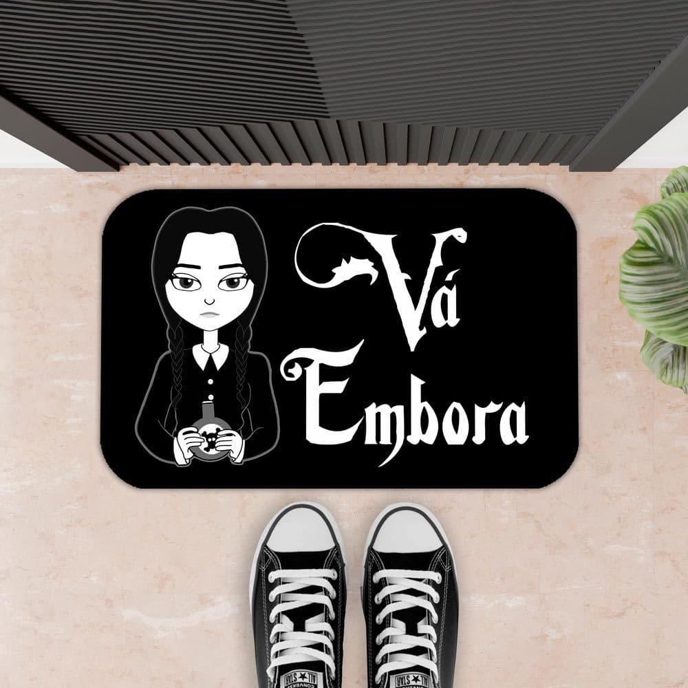 Tapete Antiderrapante 34x60cm | Wandinha, Addams, Familia | Decoração Porta ou Banheiro