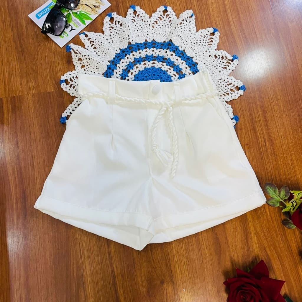 Short alfaiataria feminina com cinto , com bolso , com botão na frente e com ziper