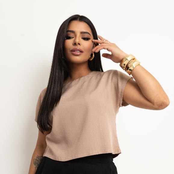 Blusa Curta de Tecido Plano Cropped Elegante