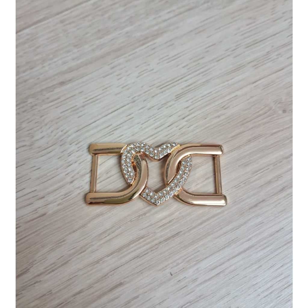 ENFEITE BRIDÃO DE METAL CORAÇÃO DE STRASS DOURADO