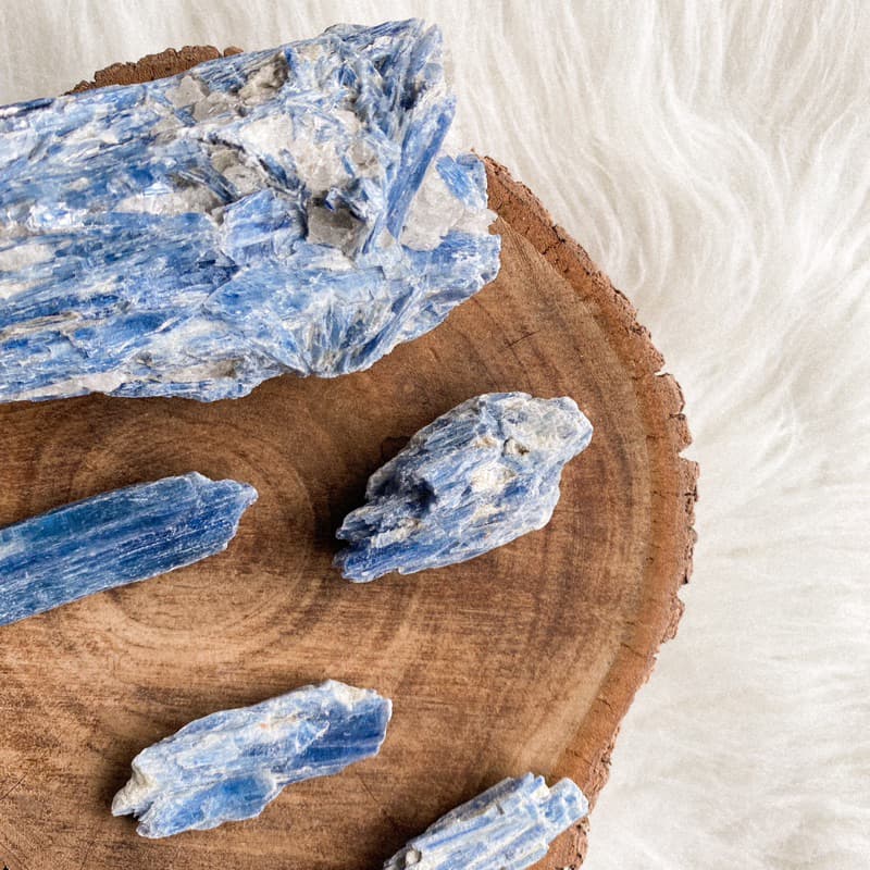 CIANITA AZUL BRUTA - PEDRA DE PROTEÇÃO DO ARCANJO MIGUEL - Cristal Pedra Bruta Natural