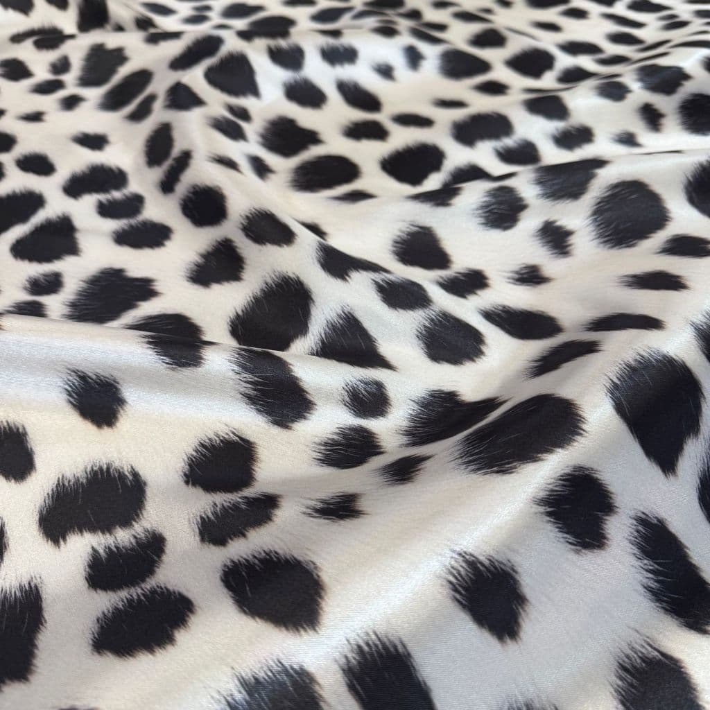 Tecido Cetim Estampado Digital Dalmatas 1,40m Fantasia Cruella