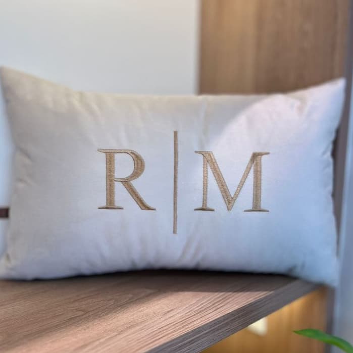 Almofada Personalizada INICIAL | INICIAL Casal Bordada (01 UNIDADE) 50x30 Com Enchimento Cama Posta