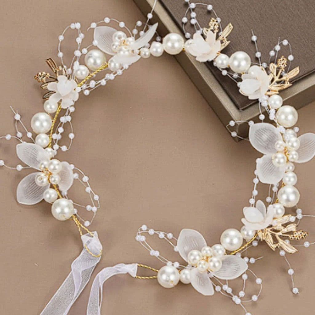 Tiara Daminha de Honra Infantil Enfeite Festa Coroa de Flores e Perolas Arranjo Dourado e Branco