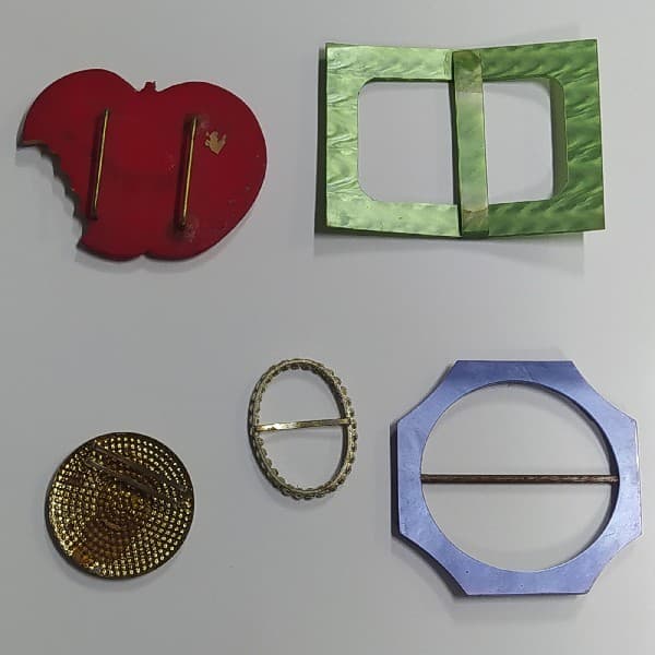 Lote com 5 fivelas em plástico das décadas de 1970 e 80