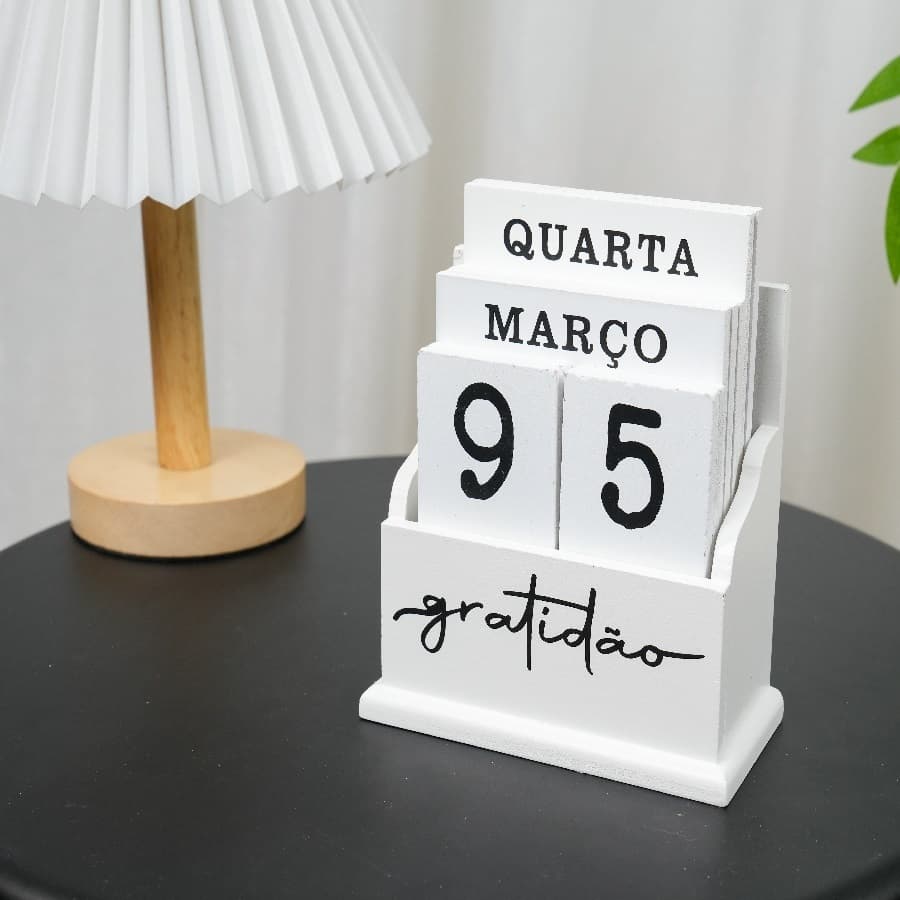 Calendário Branco De Mesa De MDF 15x6.5x13Cm Com Frase Decorativo Permanente Madeira
