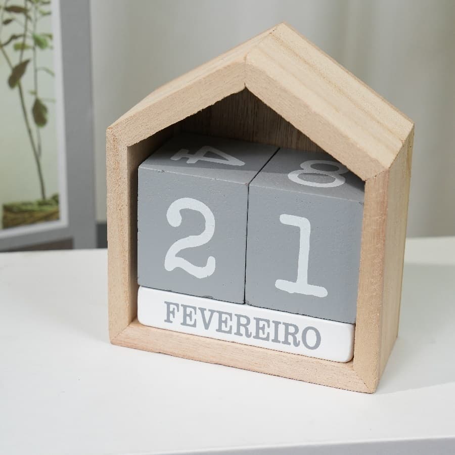 Calendário Pequeno De Mesa MDF Casa Forma Coração Oco 12x12x5.6Cm