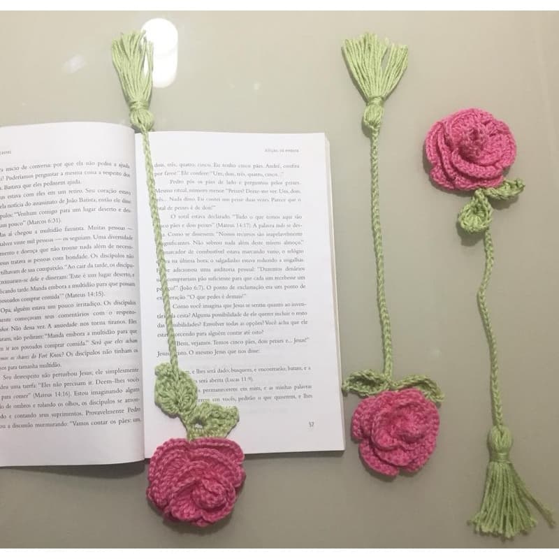 5 Marca página em crochê forma de rosa.