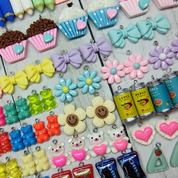 Pingentes Fofos Divertidos Cute Moderno em Resina aesthetic + Base Anzol Brincos Bijuterias