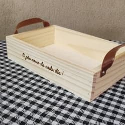 Bandeja para café da manhã em madeira pinus com alça de couro, Personalize com sua frase.