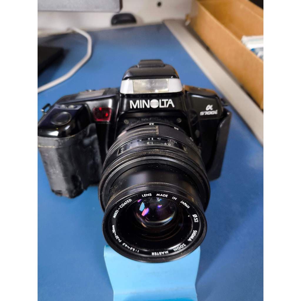 Venda de uma Câmera Minolta 5700i em excelente estado, acompanhada de acessórios incríveis! Veja Imagens