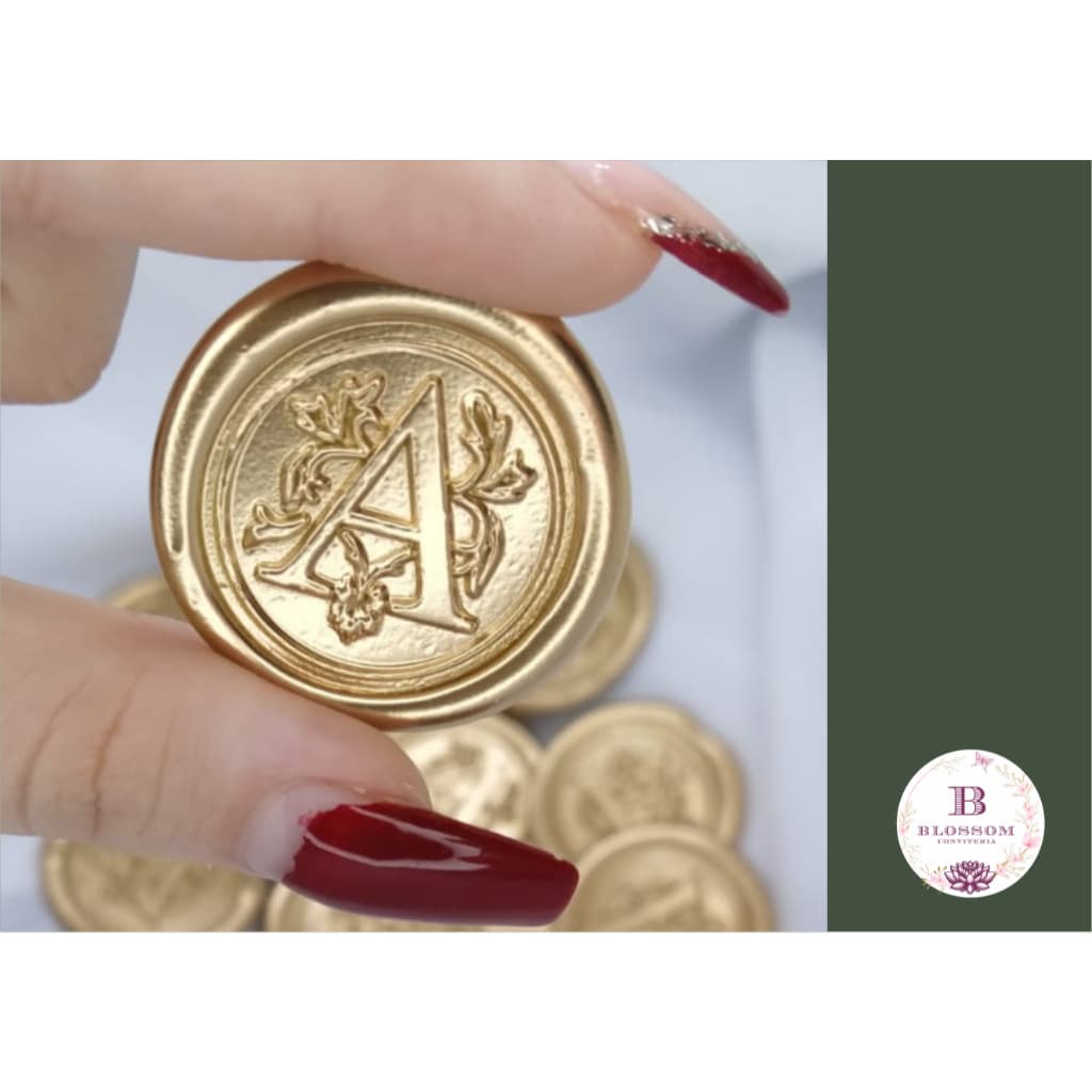 Lacres de Cera Letras 15 anos iniciais alfabeto Dourado 25mm com Adesivo–Convites, Formatura, Casamento e Lembrancinhas