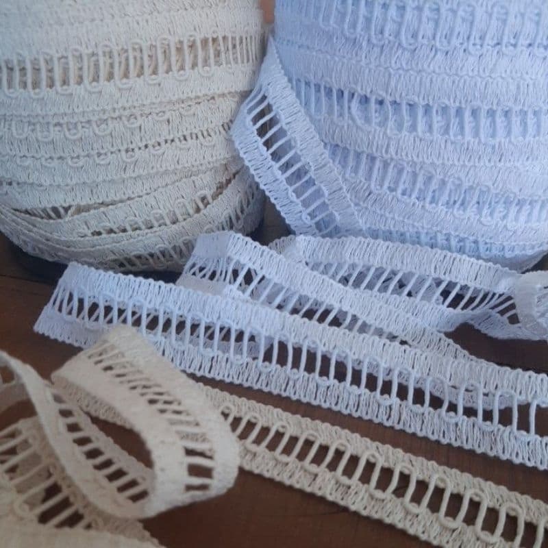 Renda entremeio  algodão natural 2 cm/ cor cru, e branca/50 ou 15 metros/ 100% algodão