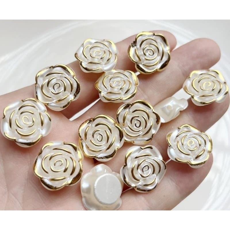 Flor Perolada Com Furo Passante  Detalhes Dourado ABS Entremeio