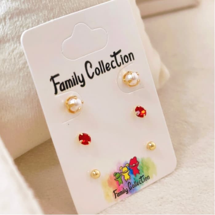 Brincos Infantis Variados Cartela com 3 Modelos Folheado a Ouro 18K - Hipoalergênico com Tarraxa Baby de Segurança