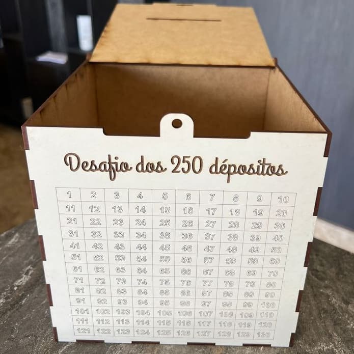 Cofre Desafio 31 Mil em 250 Depósitos Caixa Para Guardar Dinheiro Com Alça De Cadeado Em MDF Branco