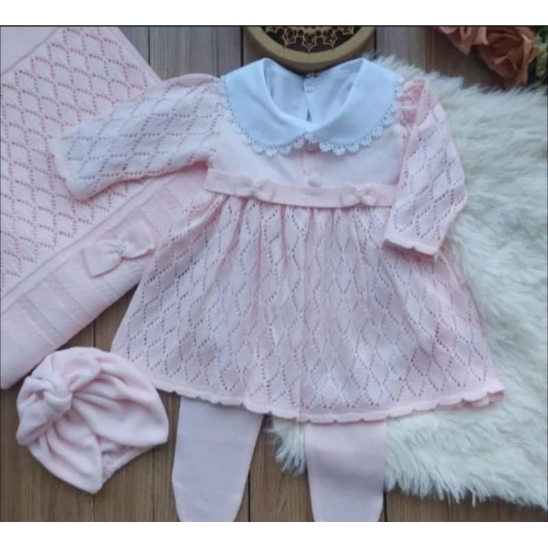 Saída de Maternidade em tricô 3 peças inclusas manta, vestido e calça. ATENÇÃO O BODY E O TURBANTE NAO ESTAO INCLUSOS.