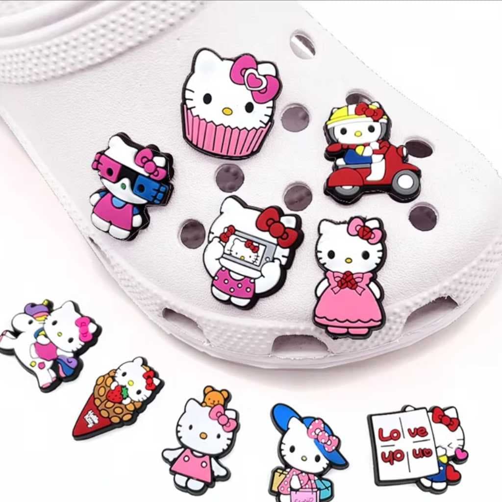 BABUCHE  SANDÁLIA DIA a DIA CONFORTÁVEL LEVE FOFINHA HELLO KIT 10 PINS AO TOTAL BOTTONS FASHION