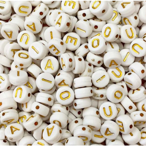 Miçanga Entremeio VOGAIS Redonda Branca Com Letra Dourada 6mm