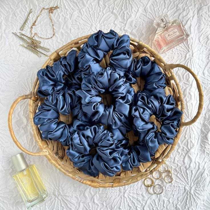 kit com 10 scrunchies/xuxinhas de cetim anti frizz - Tam. classic / envio dentro das 24h após confirmação do pedido.