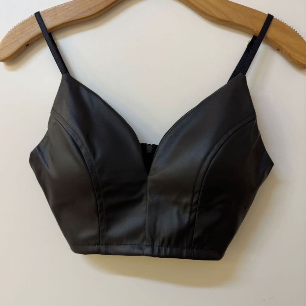 Top Cropped de couro alça com regulador com bojo  tamanho M  Veste 36-40  G VESTE 40-42 , zíper na costa
