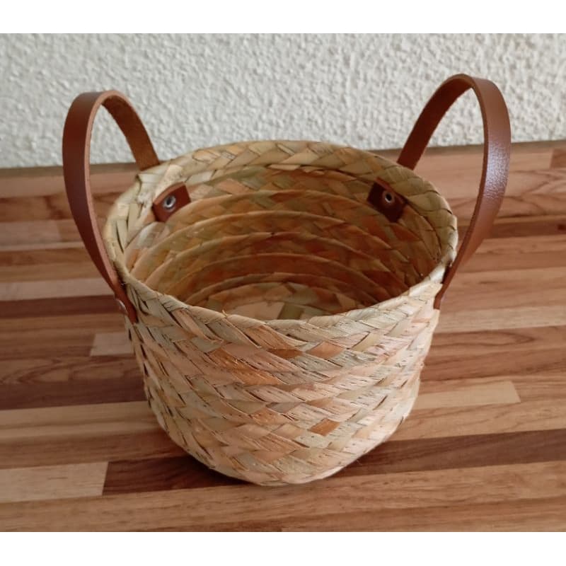 Mini Vaso Cachipot de Palha de Carnaúba com alça de couro 15x10cm para decoração e plantas