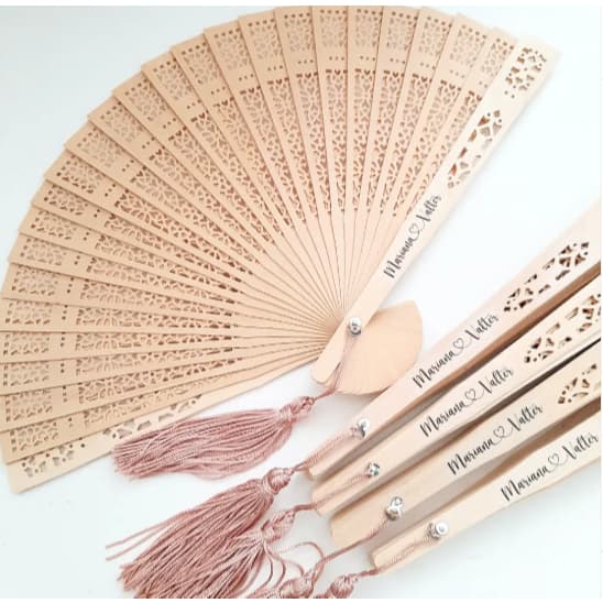 Leque Personalizado para Casamento - Madeira Natural | Pingente Seda | Adesivo Vinil