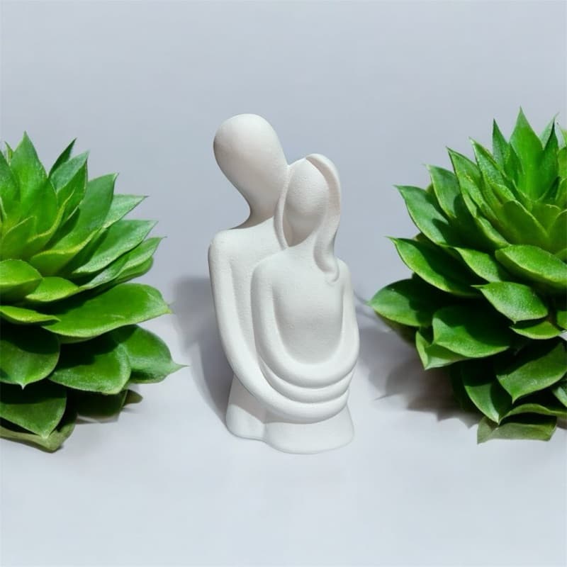 Escultura Casal abraçado moderno 18cm  em gesso cru. Objeto de decoração gesso,moderno,enfeite escritorio/quarto/sala.