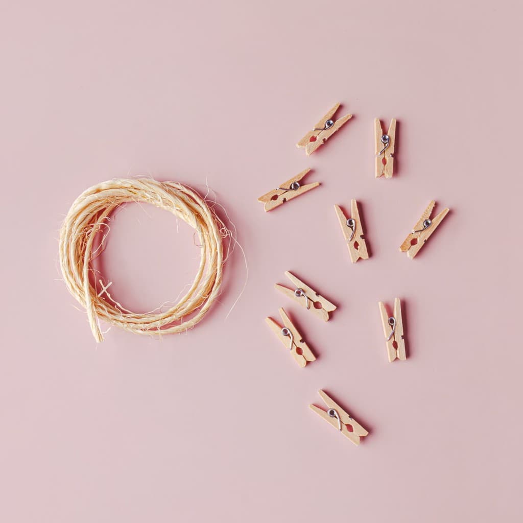 10 Mini Prendedores + 1m de Fio Sisal