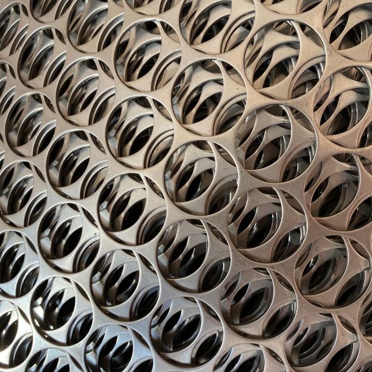 Tela Moeda Aço Inox 430 - Largura 40 CM - Furo 26 MM - Espessura 1.60 MM - Importada