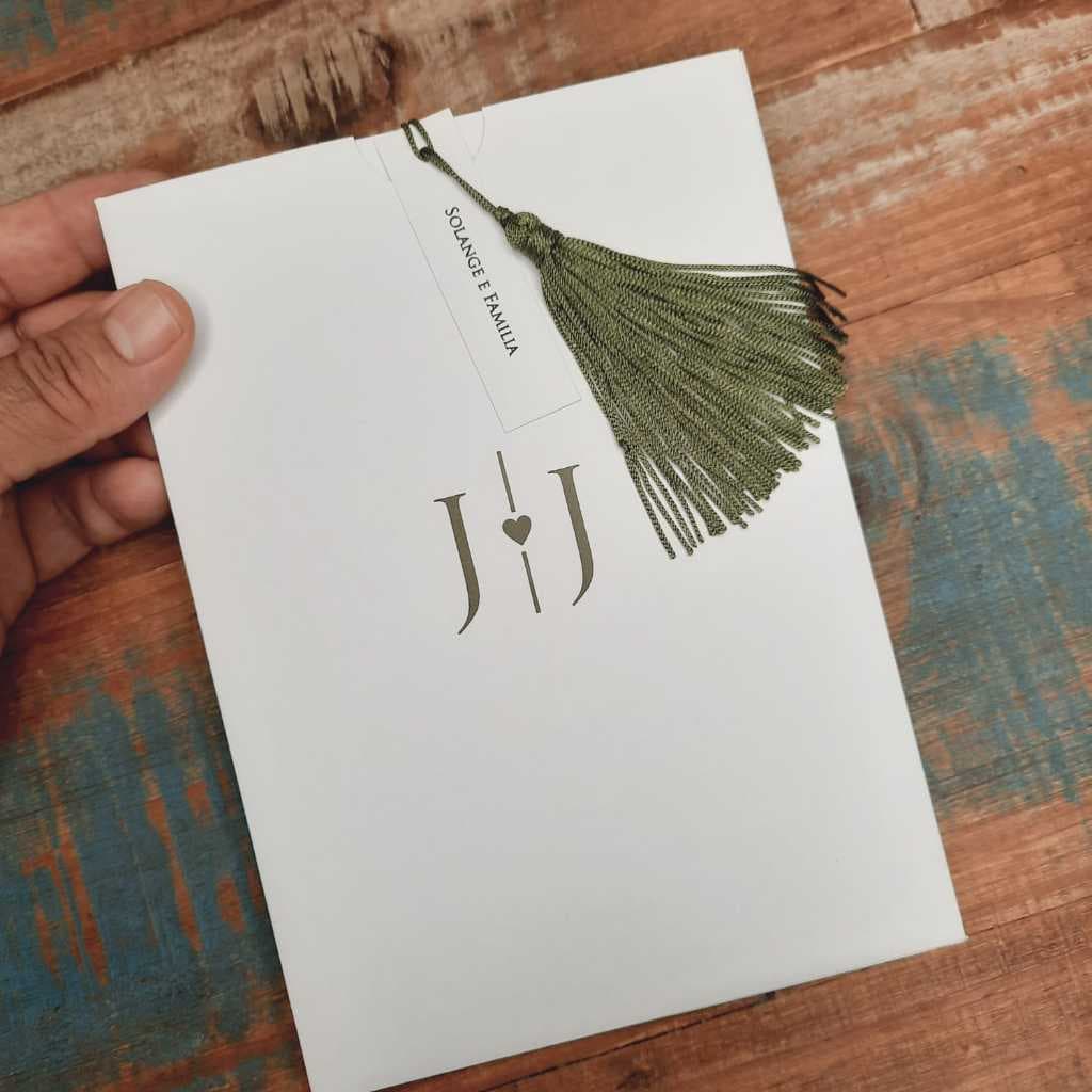 Convite de casamento verde oliva com papel branco pingente verde oliva e tag